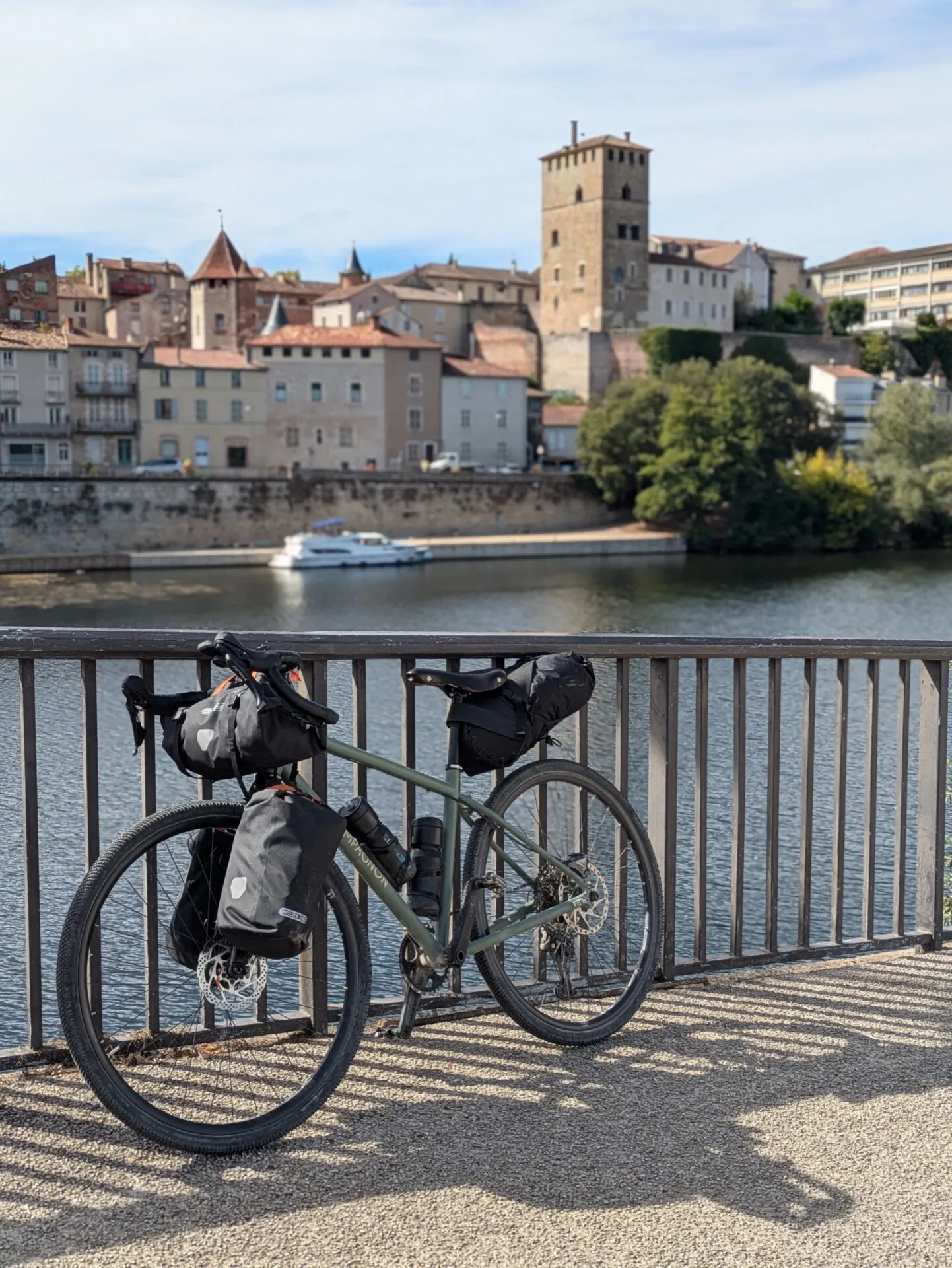 Arrivée à vélo à Cahors au bord du Lot
