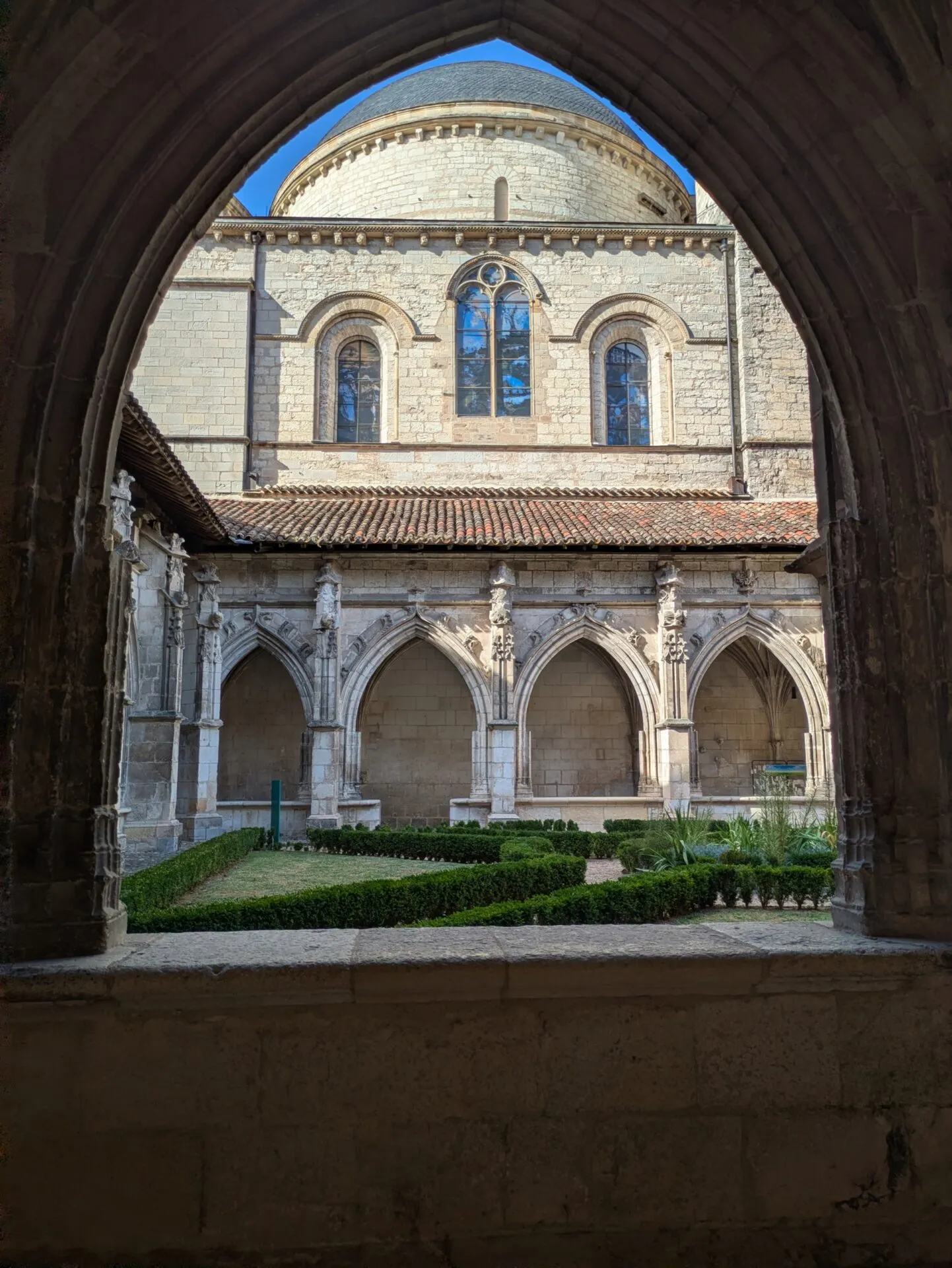 Le cloître de la cathédrale Saint-Étienne de Cahors vu sous une arcade