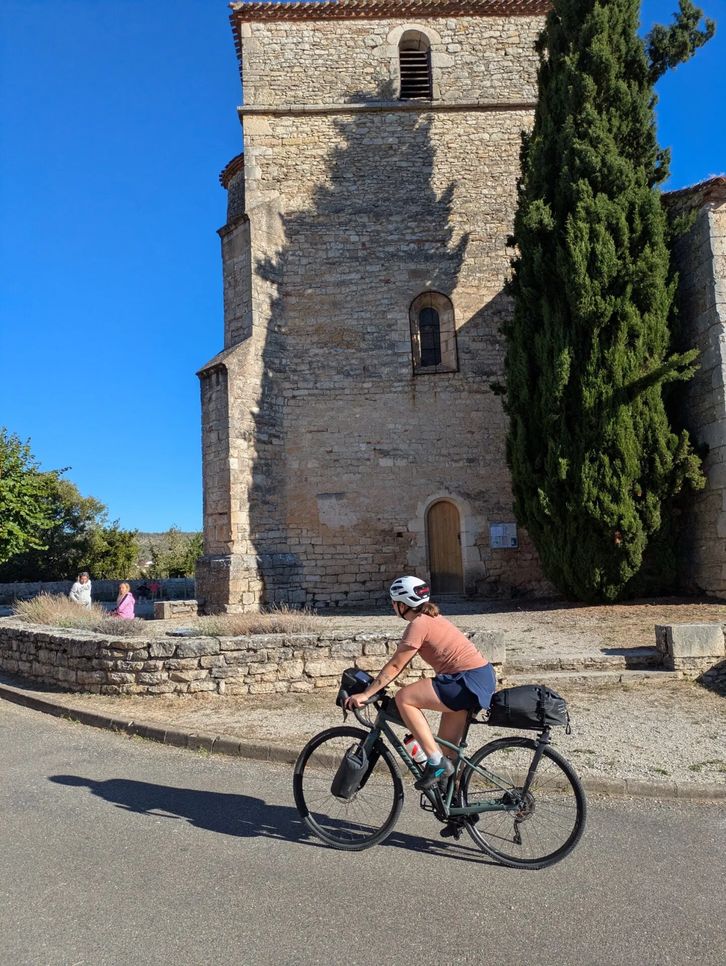 Morgane à vélo devant une église du causse après Cahors