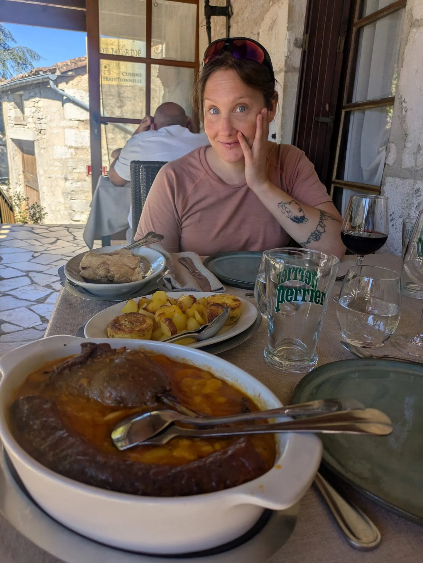 Morgane à table à l'auberge Lou Bourdié à Bach