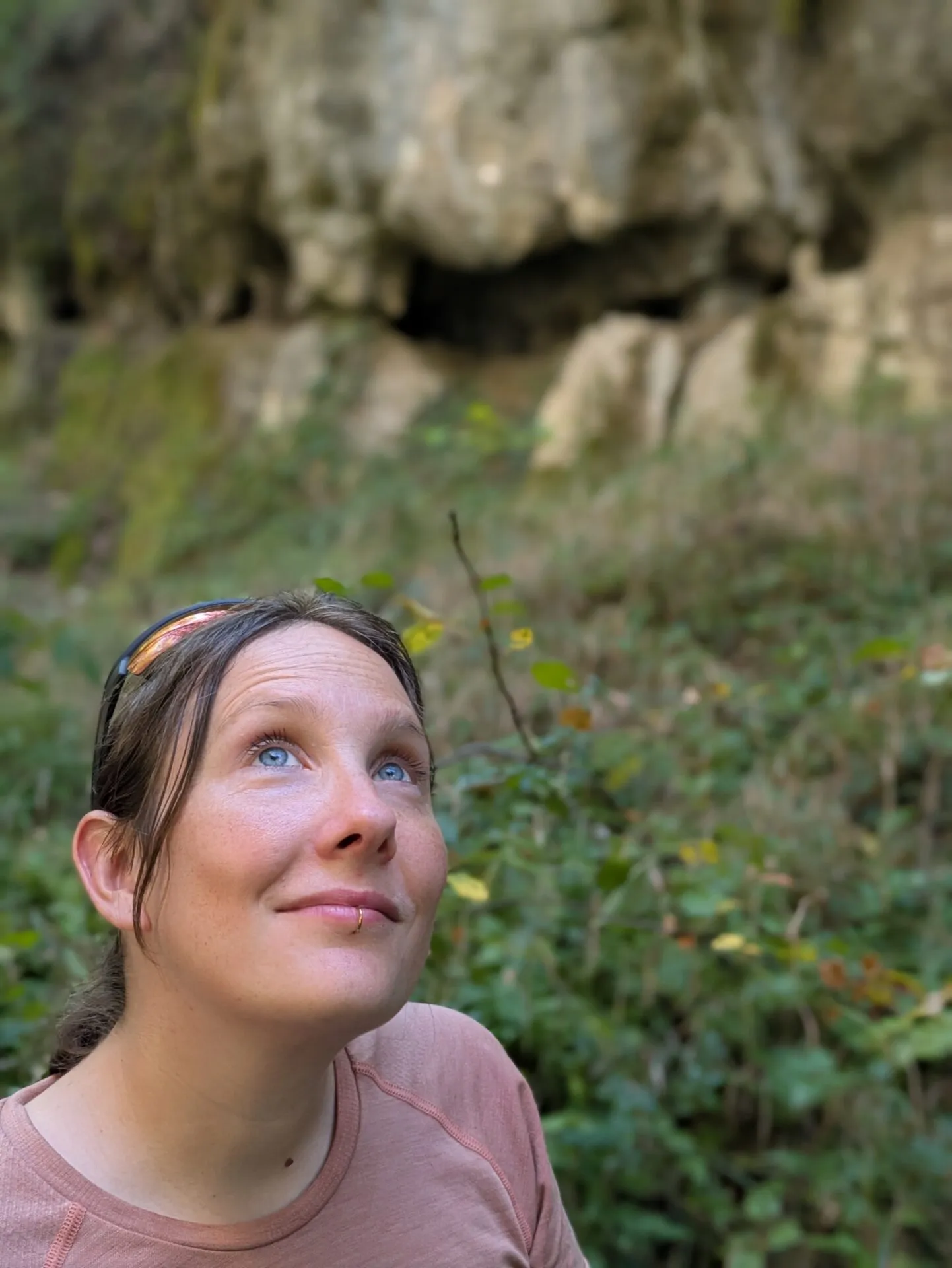 Morgane lève les yeux vers les parois de la phosphatière