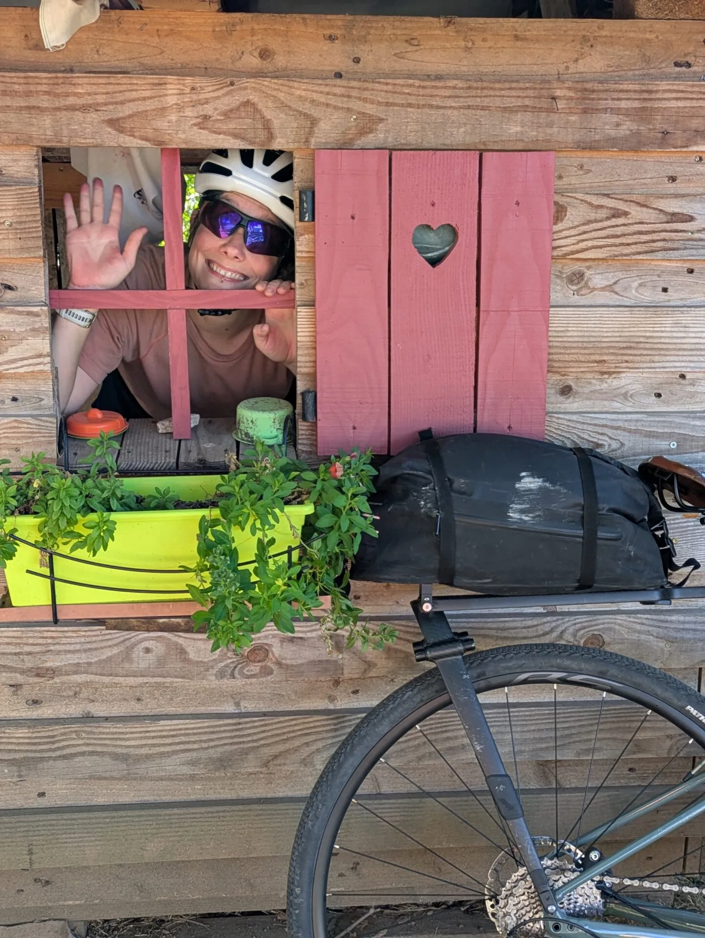 Morgane fait coucou depuis une cabane en bois à Varaire