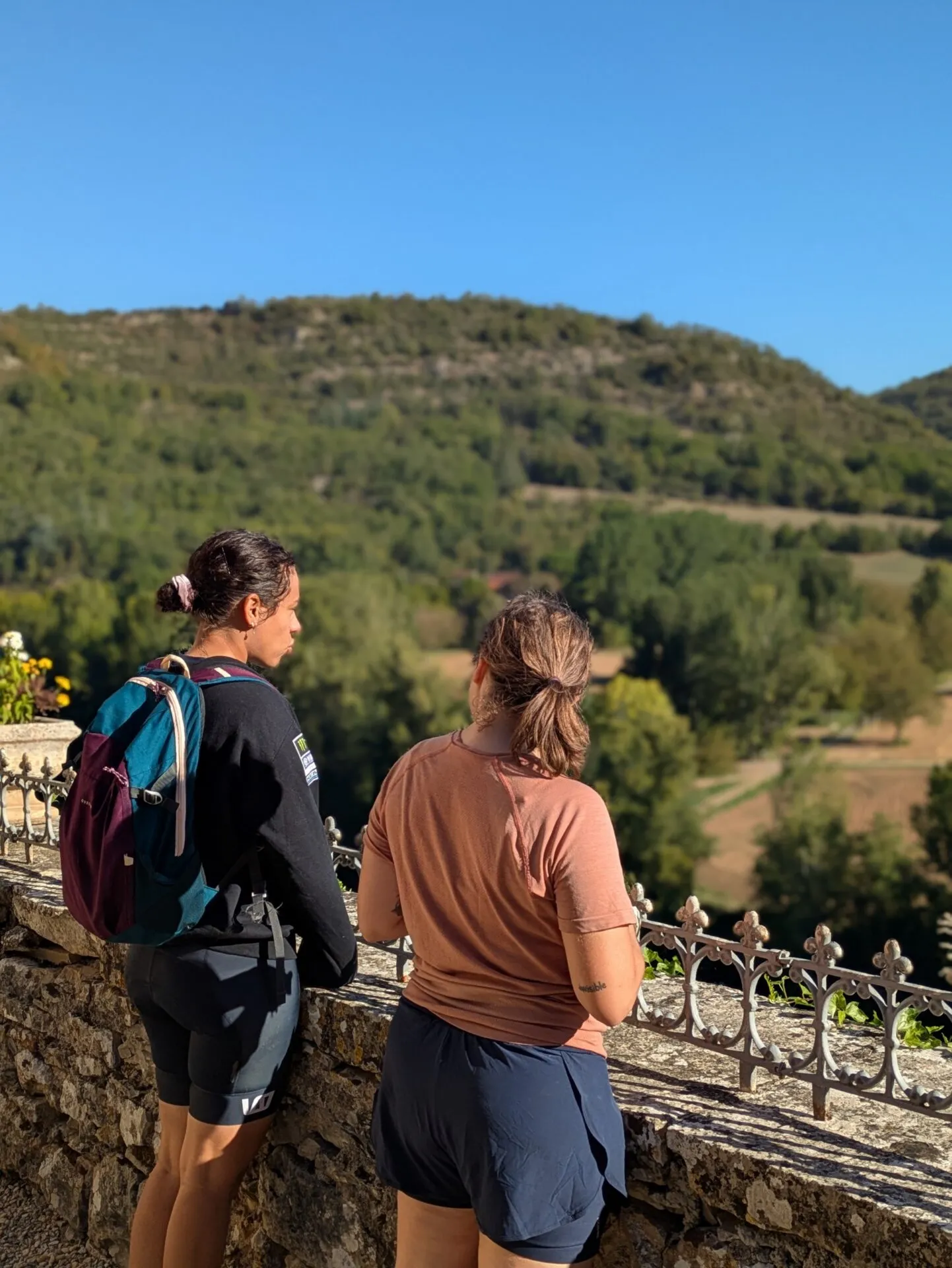 Rafaëlle et Morgane admirent la vallée du Lot depuis le château de Cénevières
