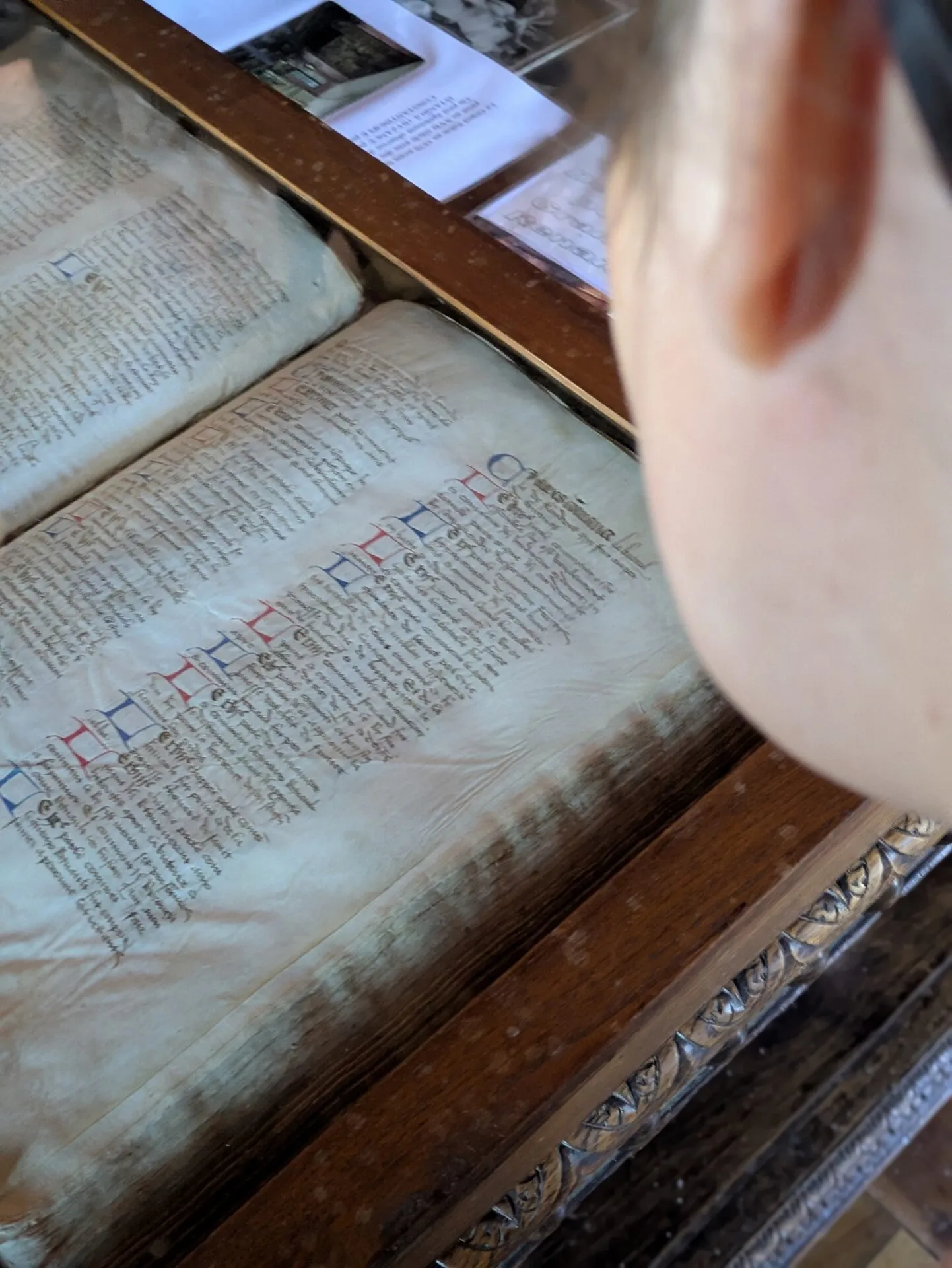 Un livre ancien de 1600 exposé au château de Cénevières