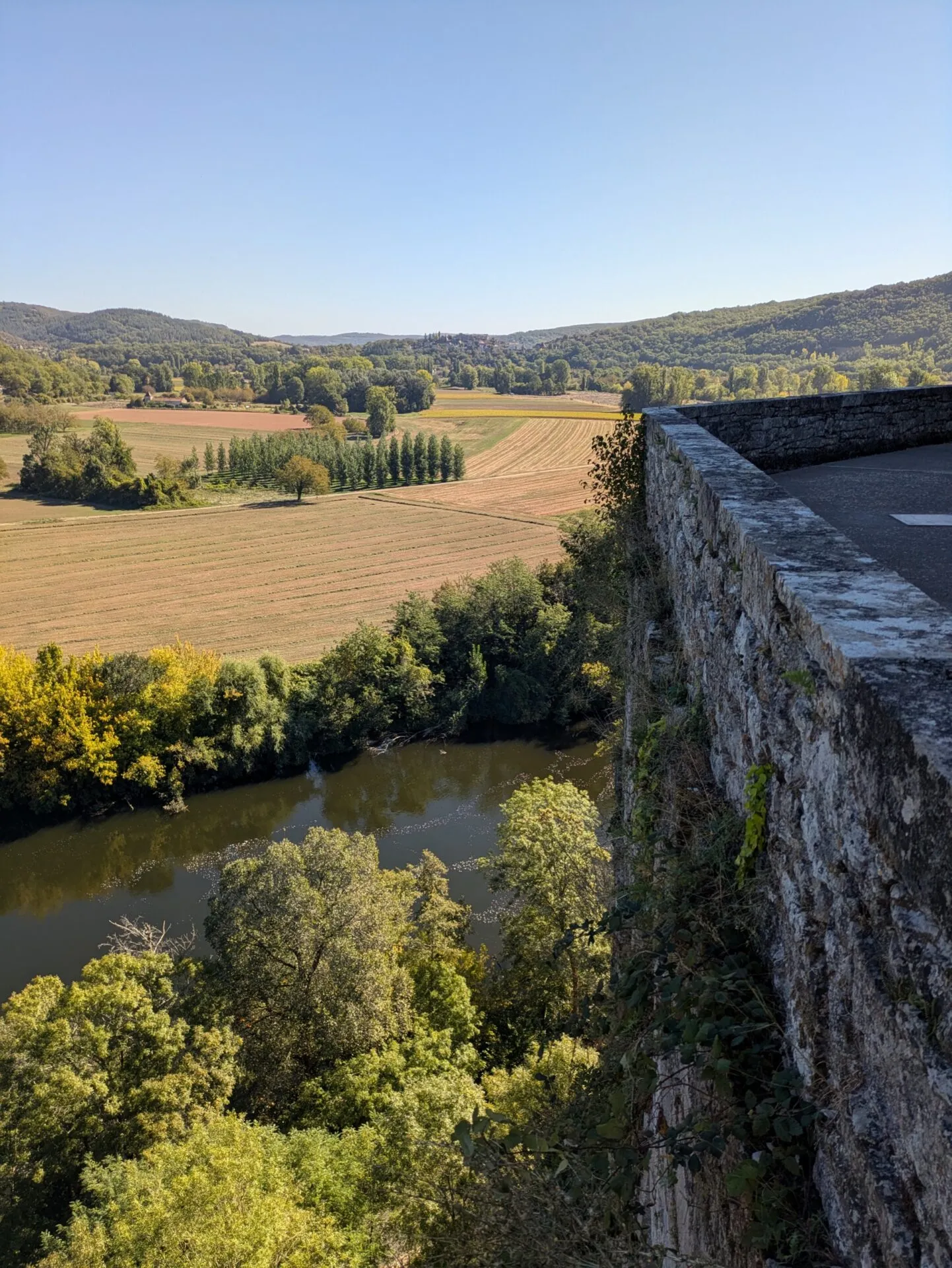Vue sur la vallée du Lot depuis la terrasse du château de Cénevières
