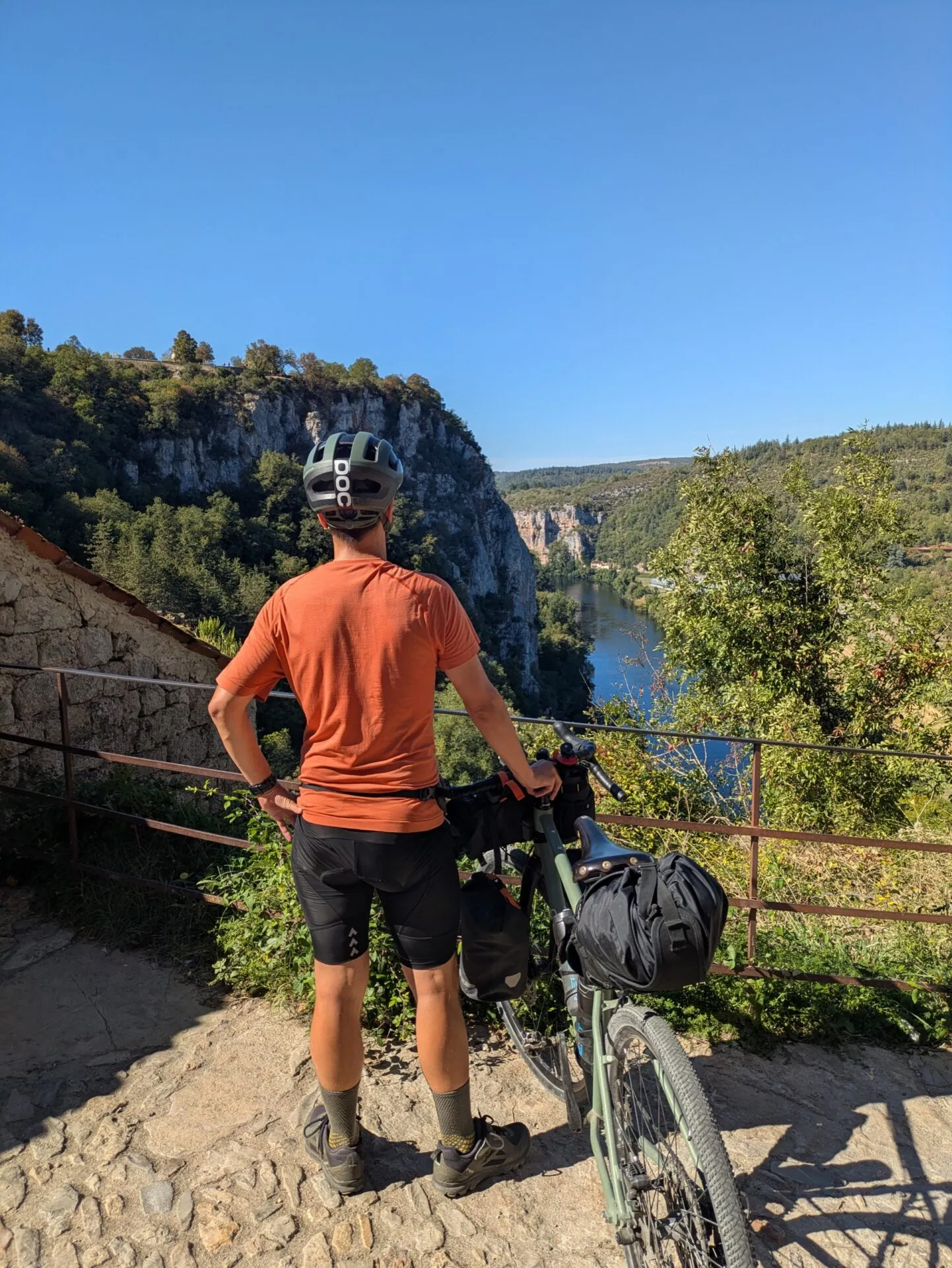 Pierre et son vélo face à la vallée du Lot