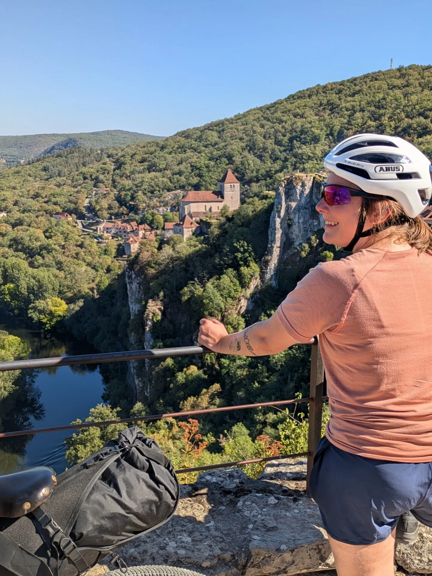 Morgane admire Saint-Cirq-Lapopie depuis le belvédère