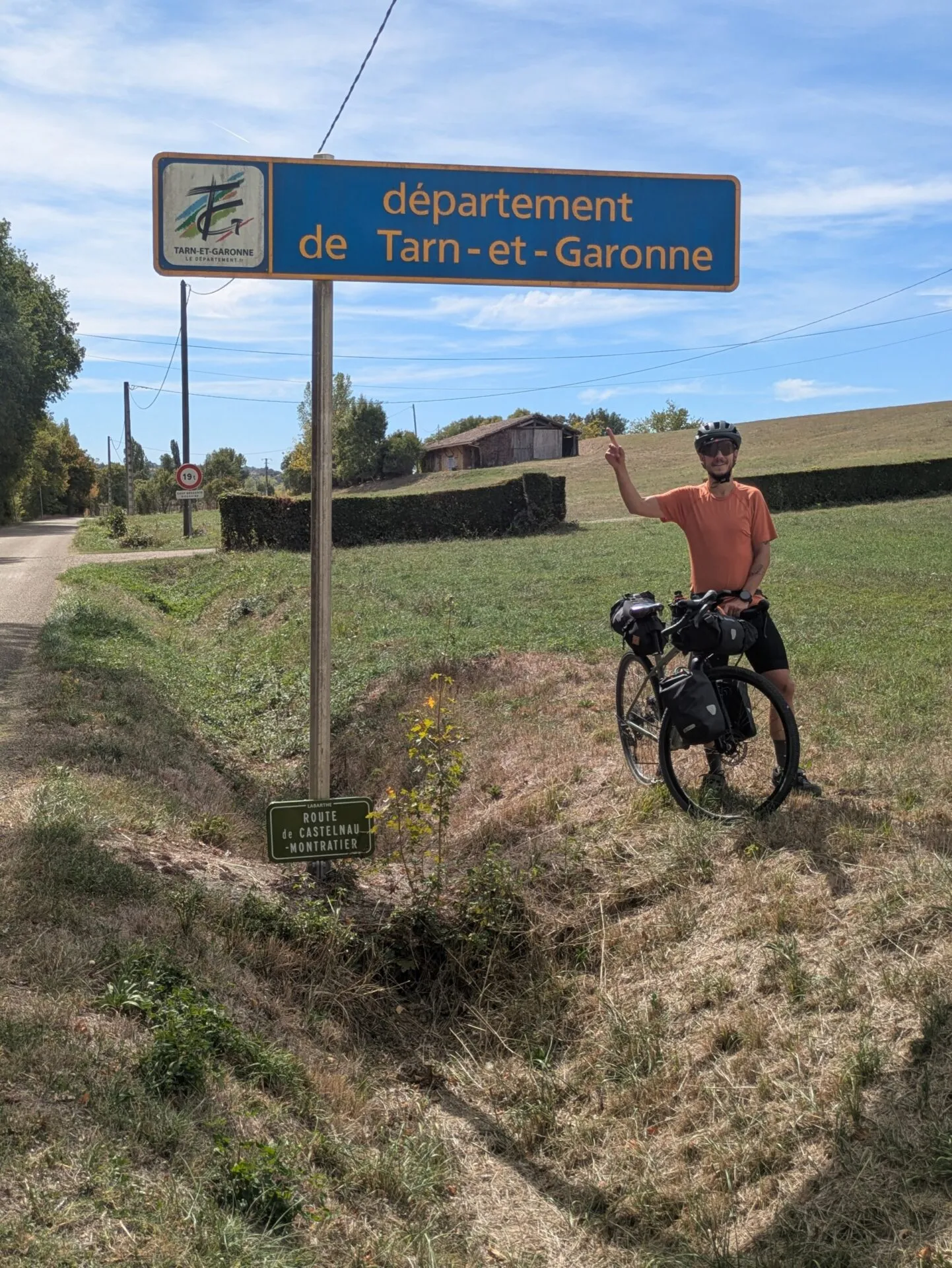 Morgane fête l'entrée dans le département de Tarn-et-Garonne sur la Vagabonde