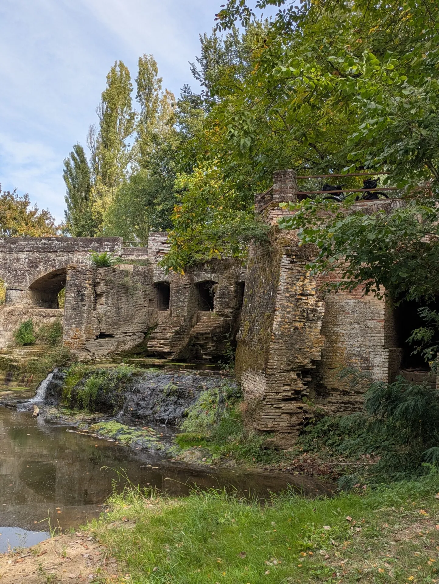 Le pont-cascade de Pontalaman à Lafrançaise