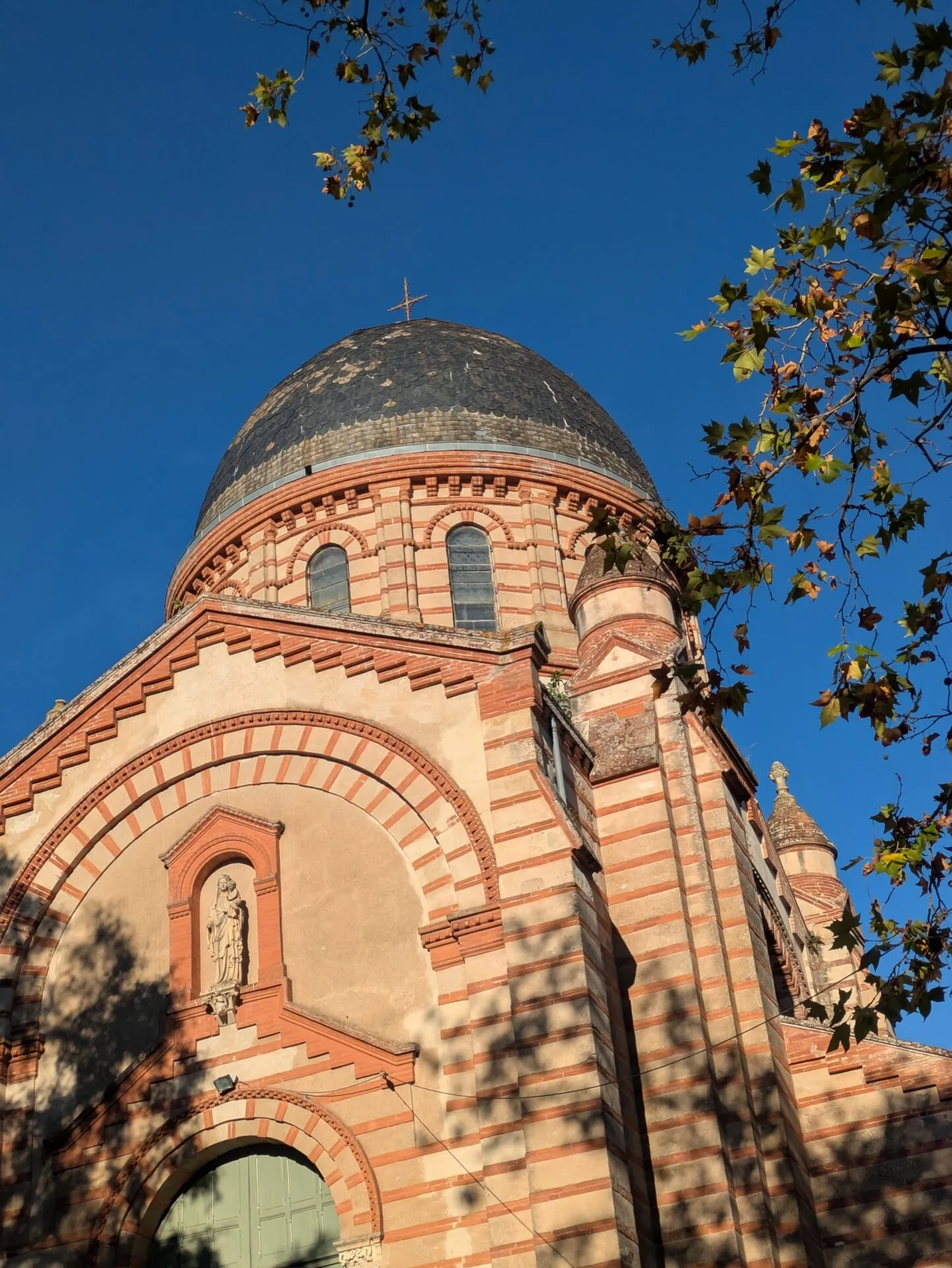Le dôme en briques de l'église Notre-Dame de Lapeyrouse