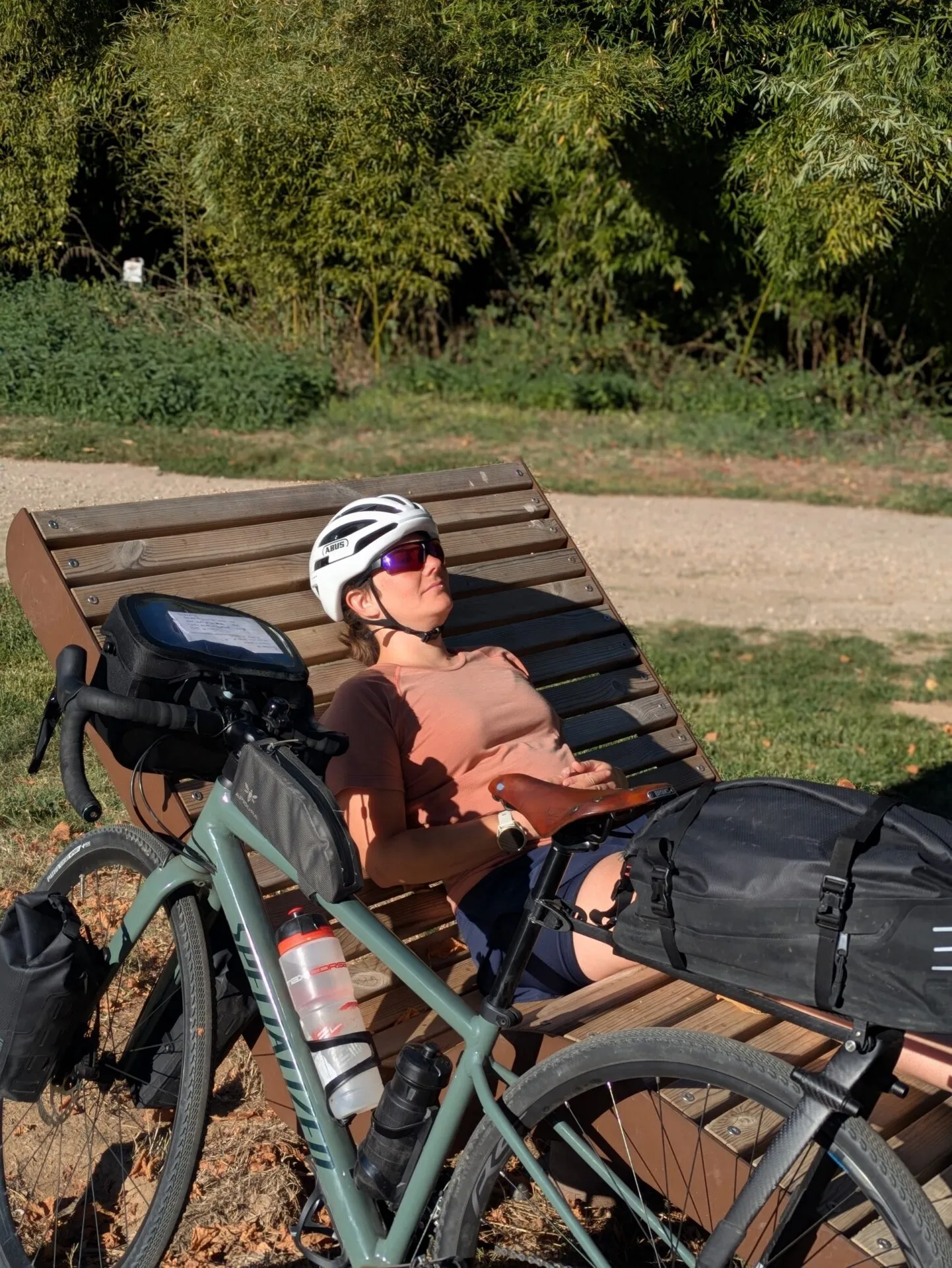 Morgane fait une pause sur un transat avant le gué de Piquecos