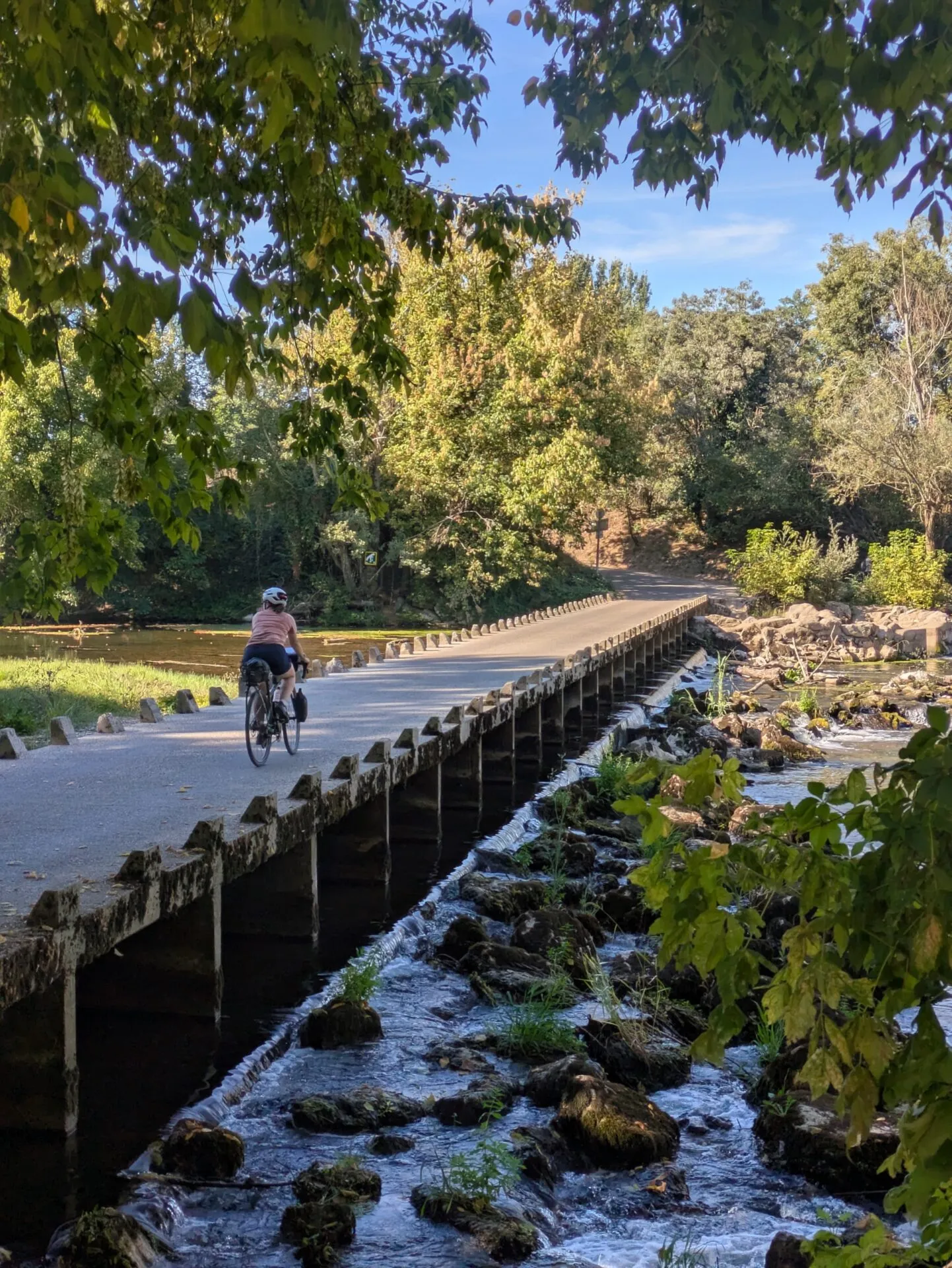 Traversée du gué de Piquecos à vélo