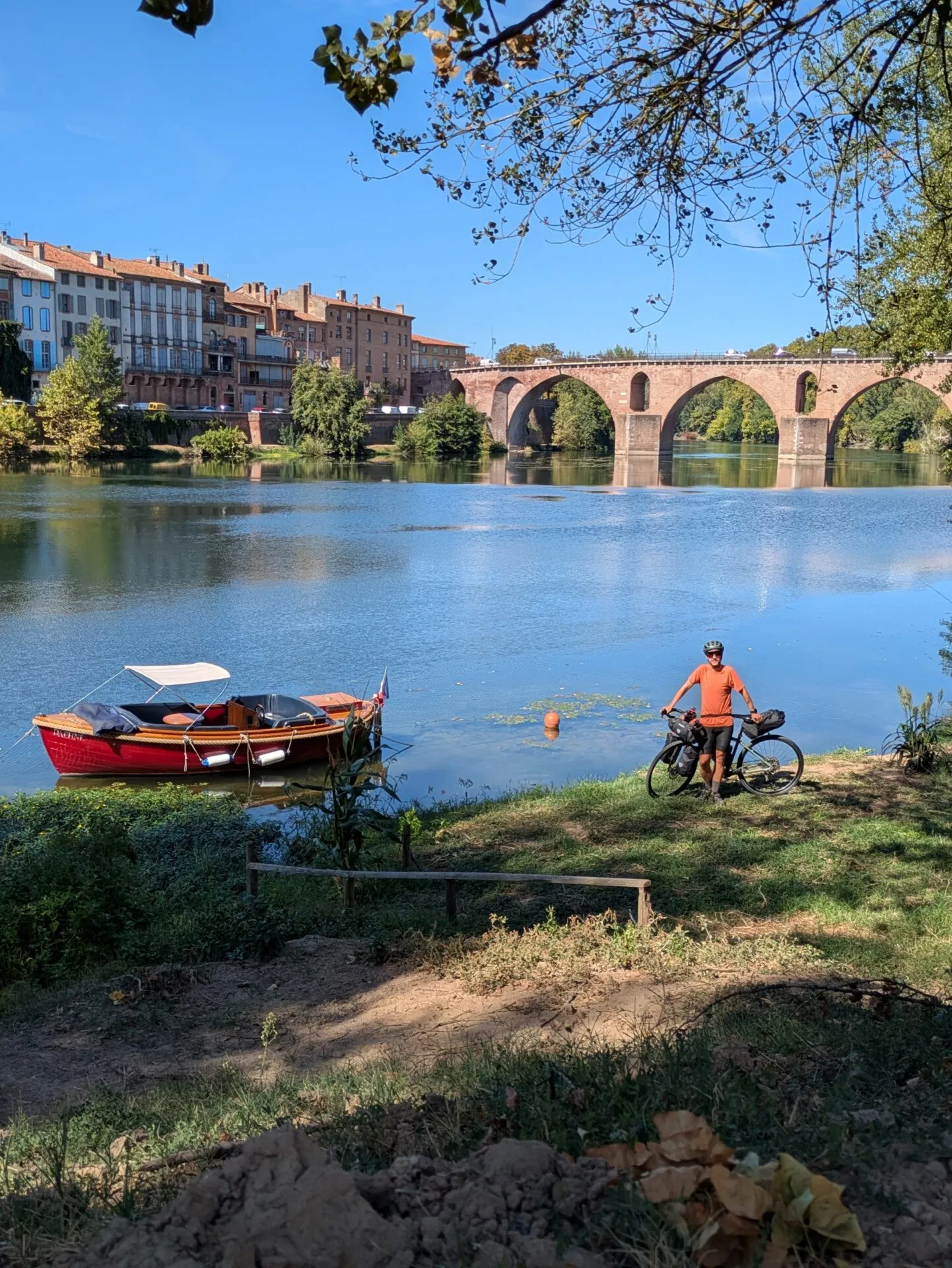 Pierre au bord du Tarn devant le Pont-Vieux de Montauban