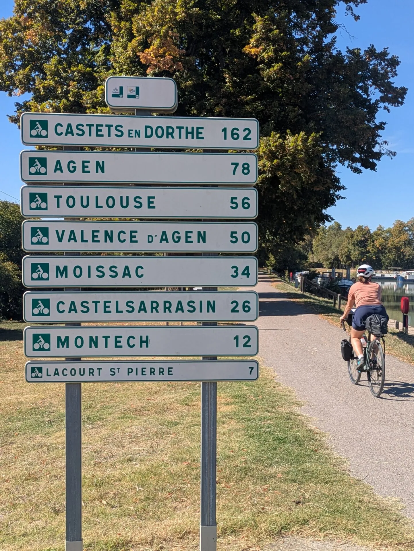 Panneau de la voie verte du canal avec Montech à 12 km